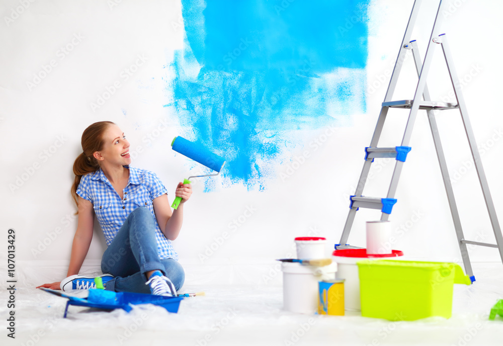 幸福的女人在修理，在家粉刷墙壁