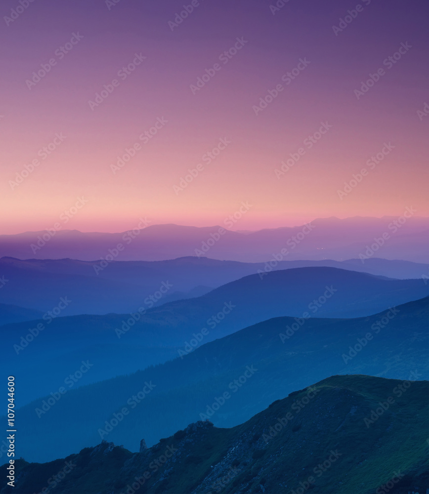 日落时山谷中的山丘线条。自然的夏季山脉景观