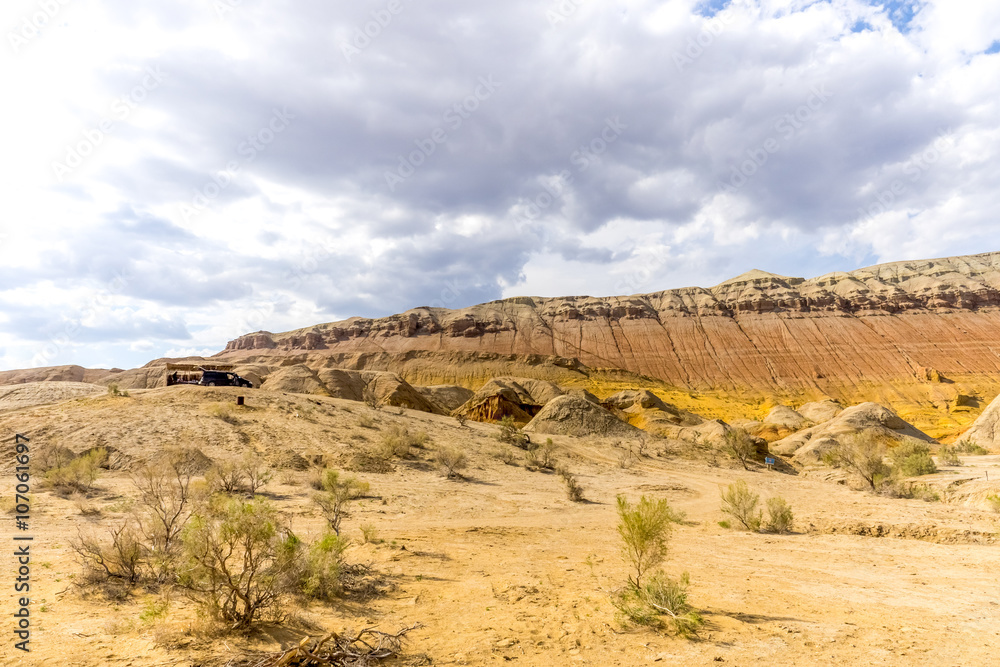 沙漠中的岩石山