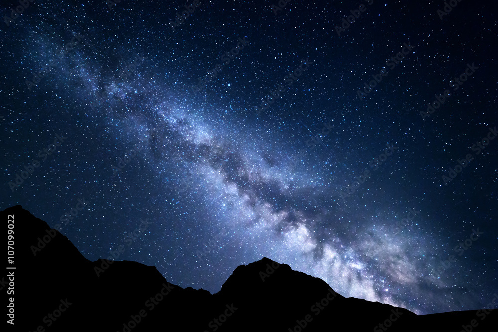 蓝色银河系的山景。夏天星星和岩石的夜空。美丽的宇宙