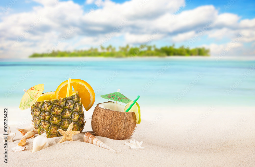 带夏日饮品的沙质热带海滩