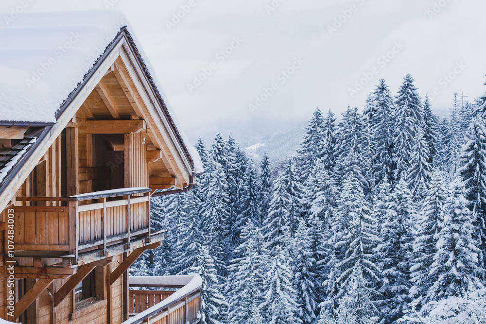 寒假，滑雪度假背景，阿尔卑斯山雪地下的木屋