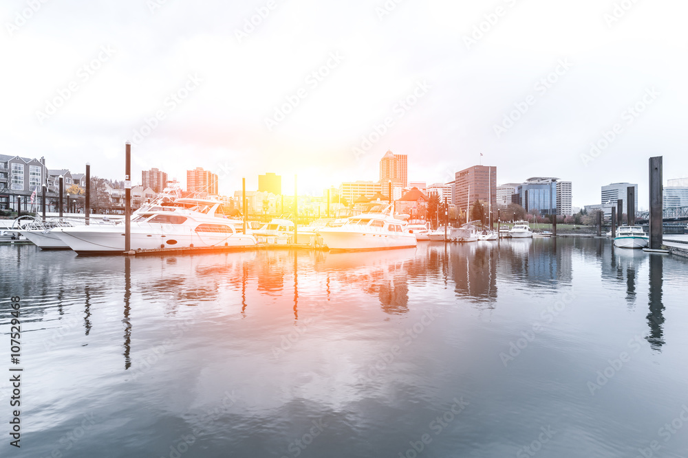 波特兰城市景观和天际线的水上游艇