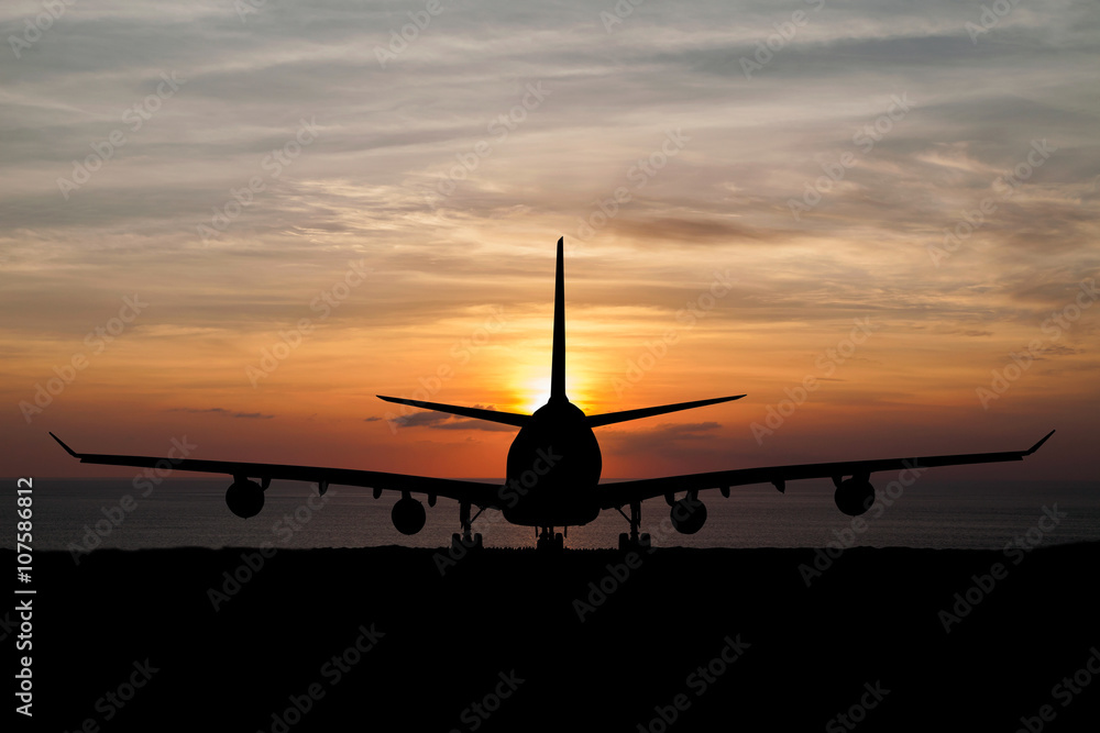 美丽日落下的航空公司客机剪影