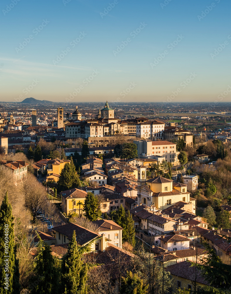 俯瞰意大利伦巴第大区贝加莫古城的阿尔塔城或古城建筑