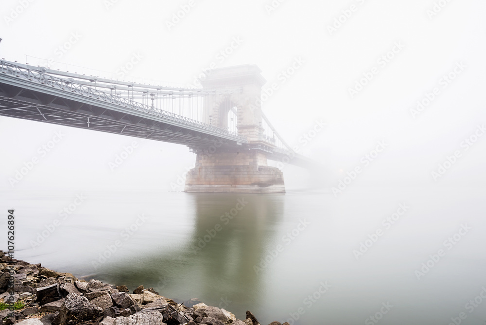 多瑙河上的链桥和匈牙利布达佩斯的一艘船