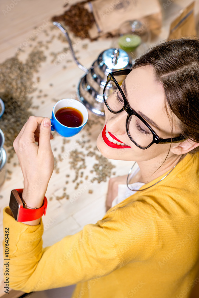 一位拿着咖啡的年轻女性的俯视图