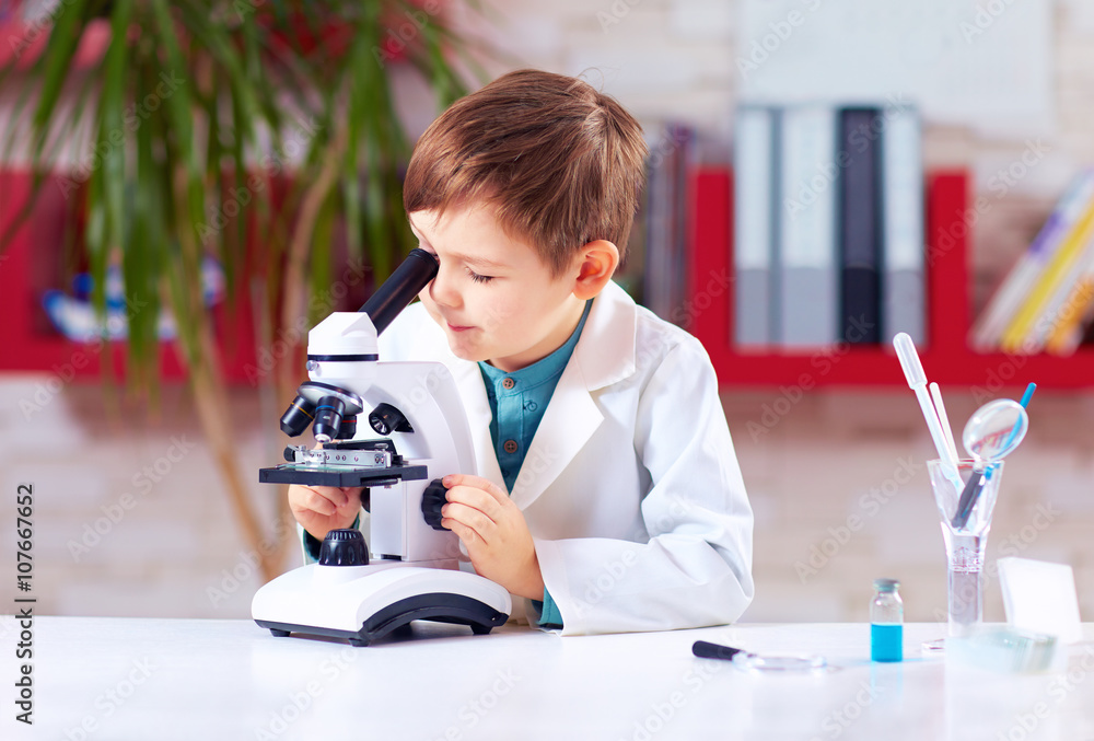 幼儿在学校实验室用显微镜做实验