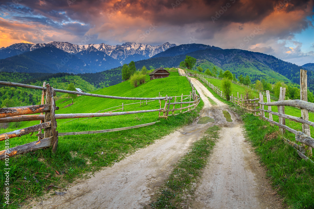 罗马尼亚特兰西瓦尼亚布拉索夫附近令人惊叹的高山乡村景观，欧洲
