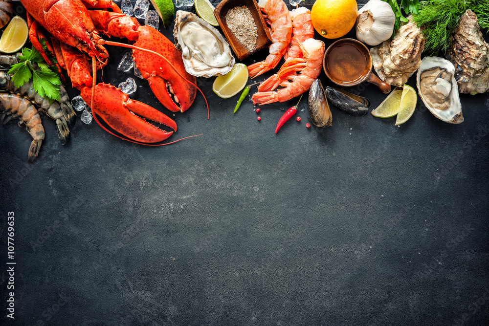 贝类海鲜拼盘，配以新鲜龙虾、贻贝、牡蛎作为海洋美食晚餐
