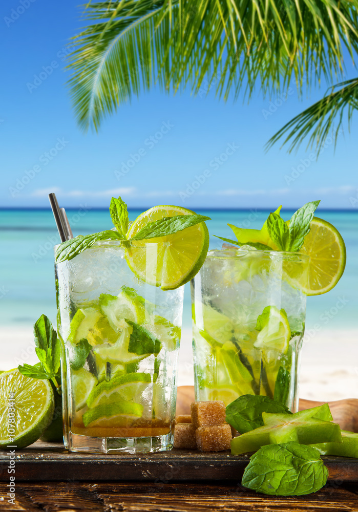 背景是模糊海滩的夏日饮品