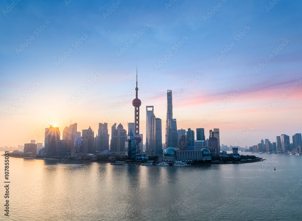 日出中美丽的上海天际线