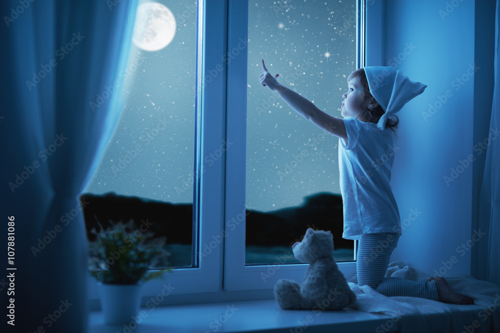 小女孩在窗户边做梦，欣赏星空