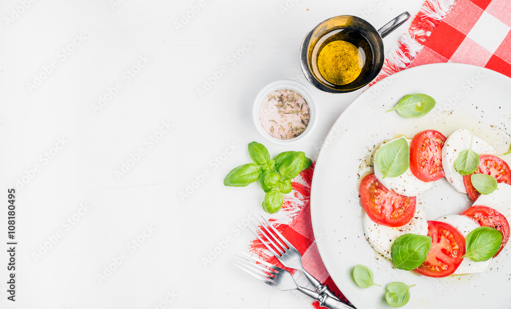 CLassic Italian Caprese沙拉配番茄、马苏里拉奶酪和新鲜罗勒。