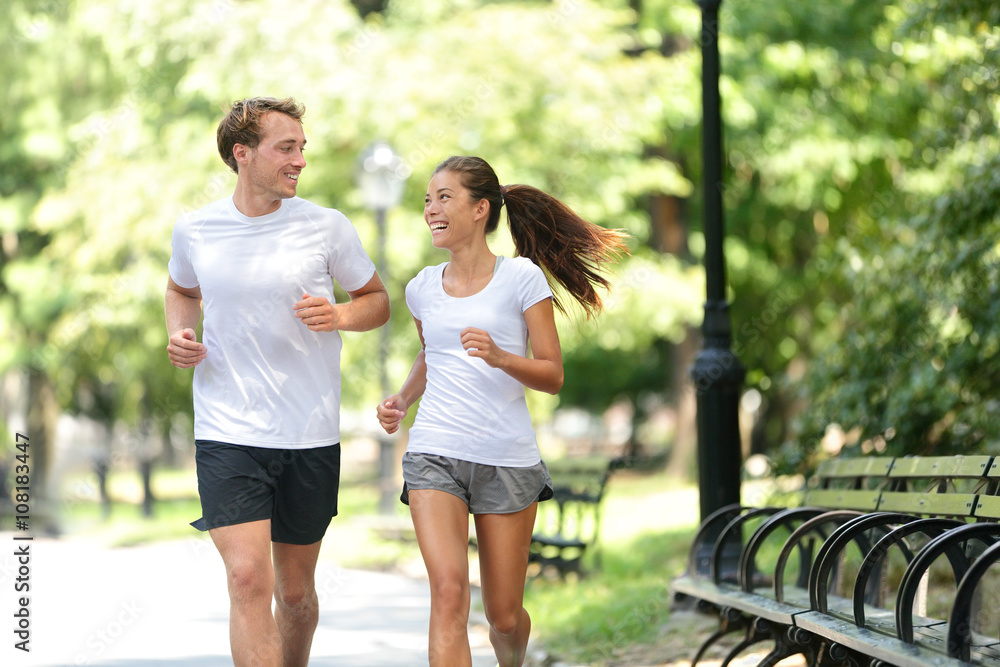 跑步者在美国纽约市中央公园一起慢跑。一对健康的纽约运动员