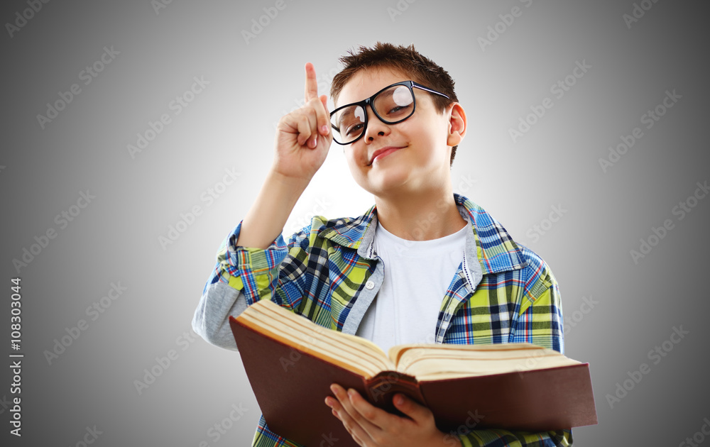戴眼镜、看书的少年儿童