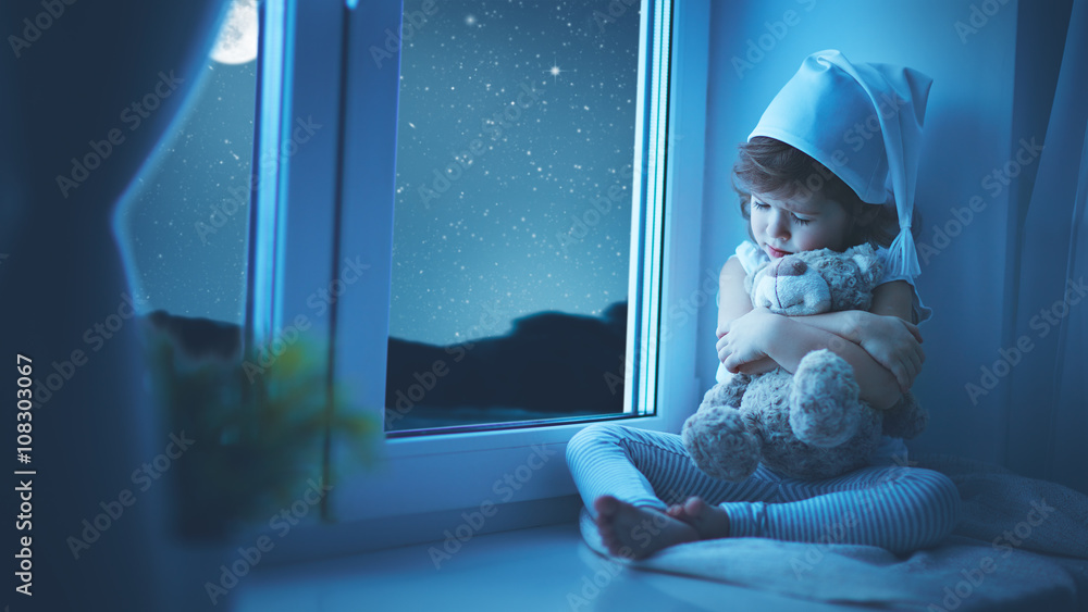 小女孩在窗前做梦，欣赏星空