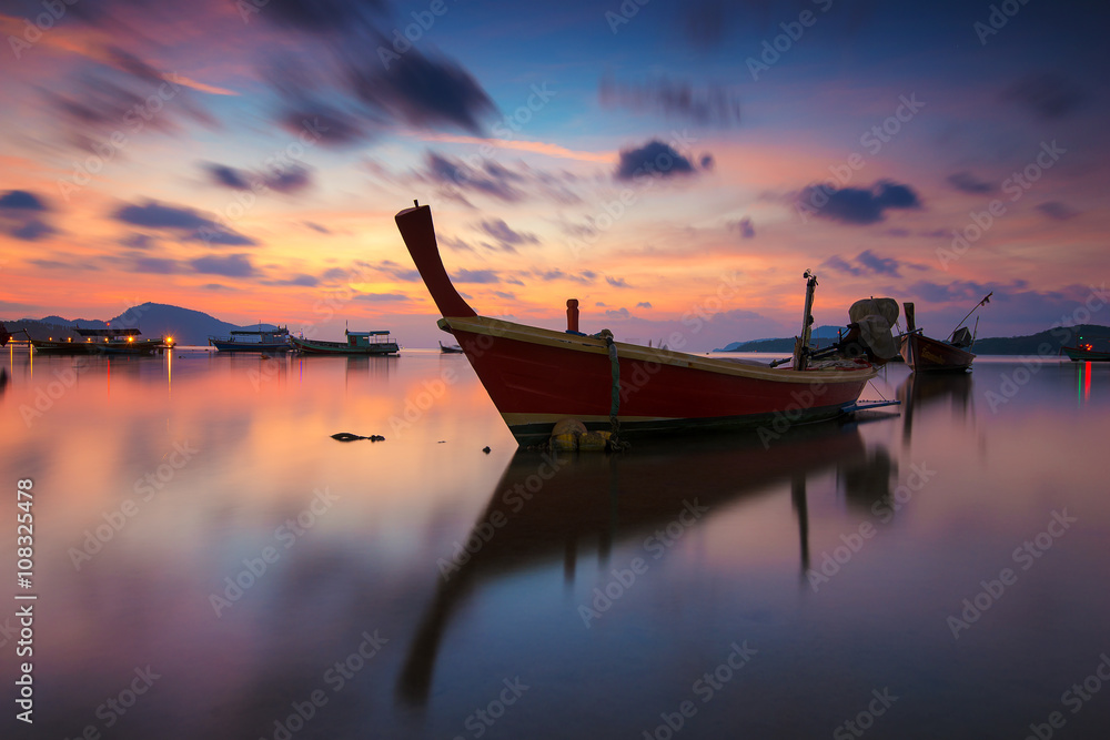 泰国普吉岛海滩，拥有美丽日出海景的长船