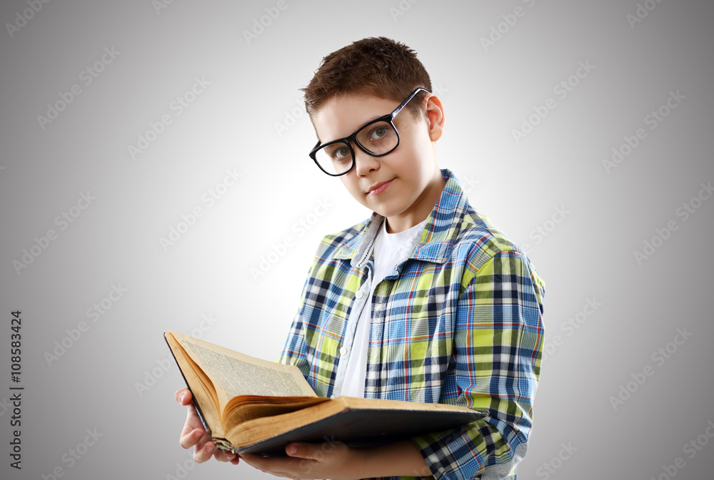 戴眼镜、看书的少年儿童