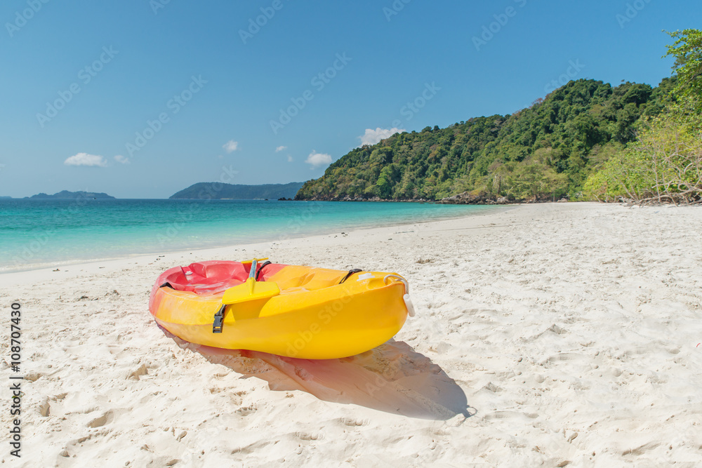 夏季、旅行、度假和度假概念-多彩的皮划艇o