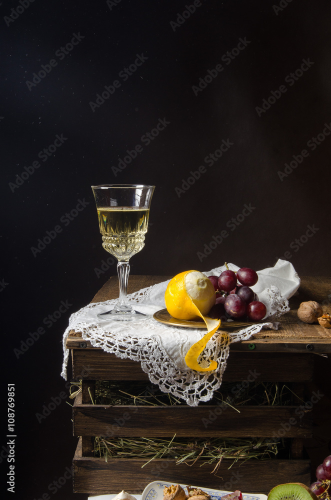 静物与葡萄、核桃、葡萄酒、柠檬、Naturmort。