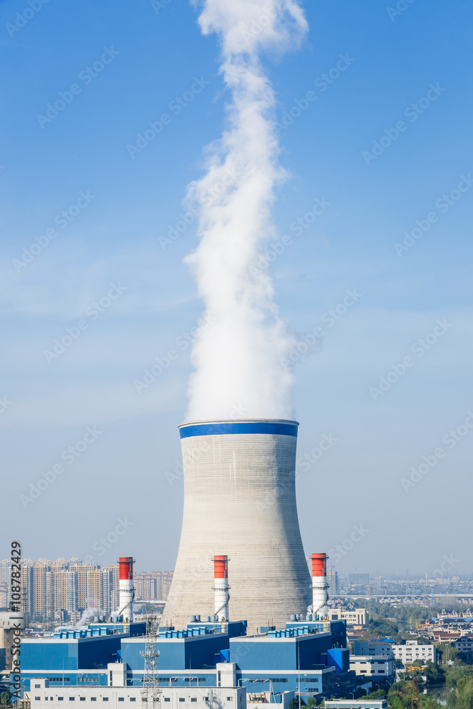 蓝天下的工业发电厂烟雾污染