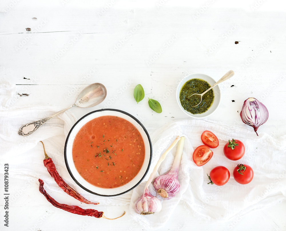 乡村金属碗中的Gazpacho汤，配新鲜番茄、青酱、辣椒、大蒜和罗勒