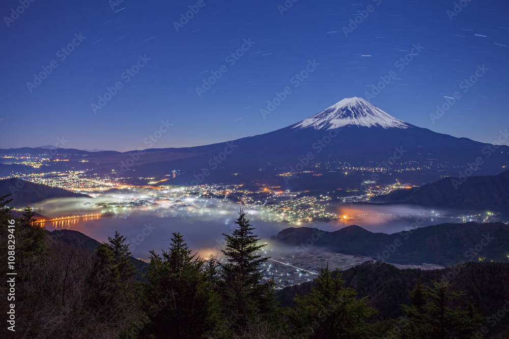 富士山和河口湖，秋季薄雾弥漫