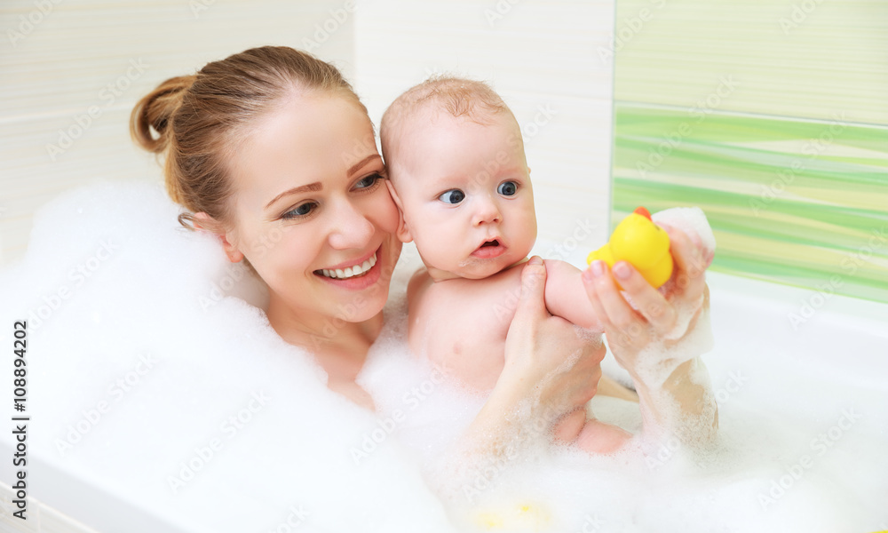 沐浴在泡沫浴缸里，妈妈一起，宝贝儿子