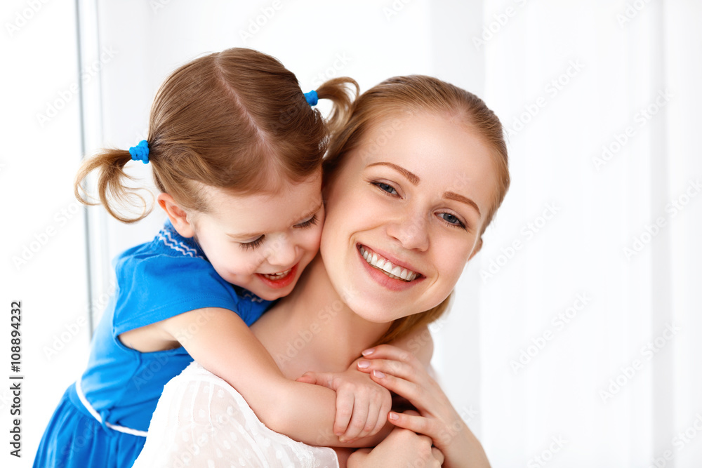 幸福的爱的家庭。母亲和孩子欢笑拥抱