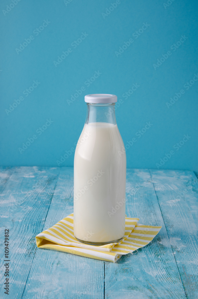 木桌上的一瓶乡村牛奶