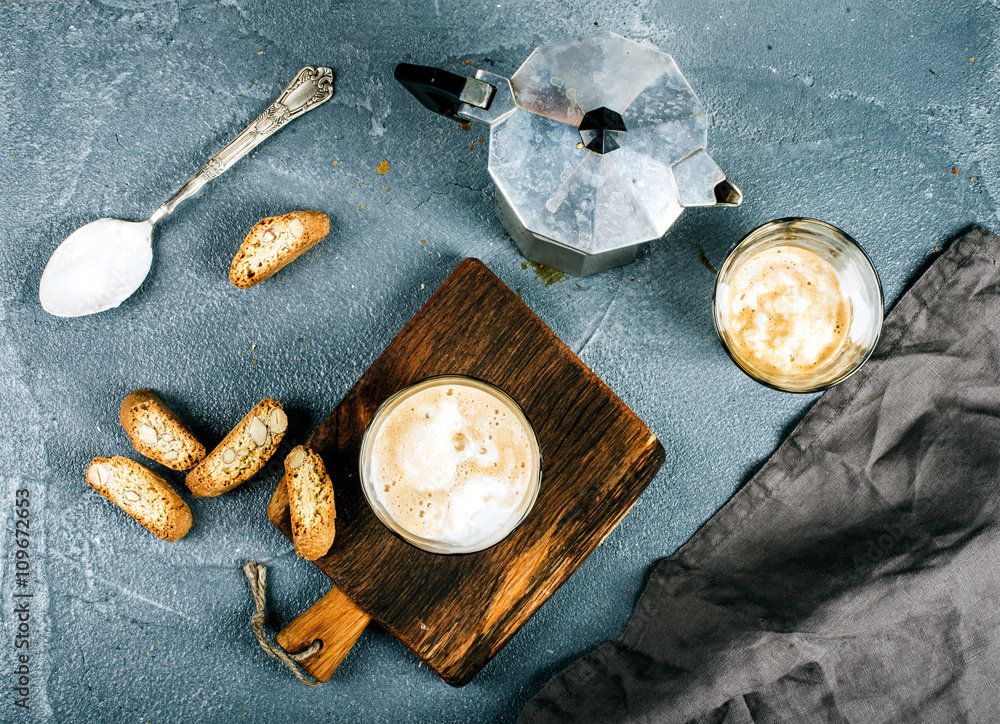 乡村木板上的一杯咖啡和冰淇淋，灰色混凝土t上的意大利莫卡钢壶