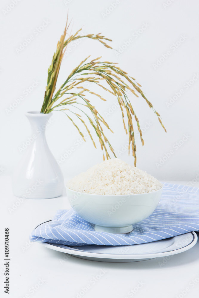 装大米的陶瓷碗，景深浅，专注于大米。