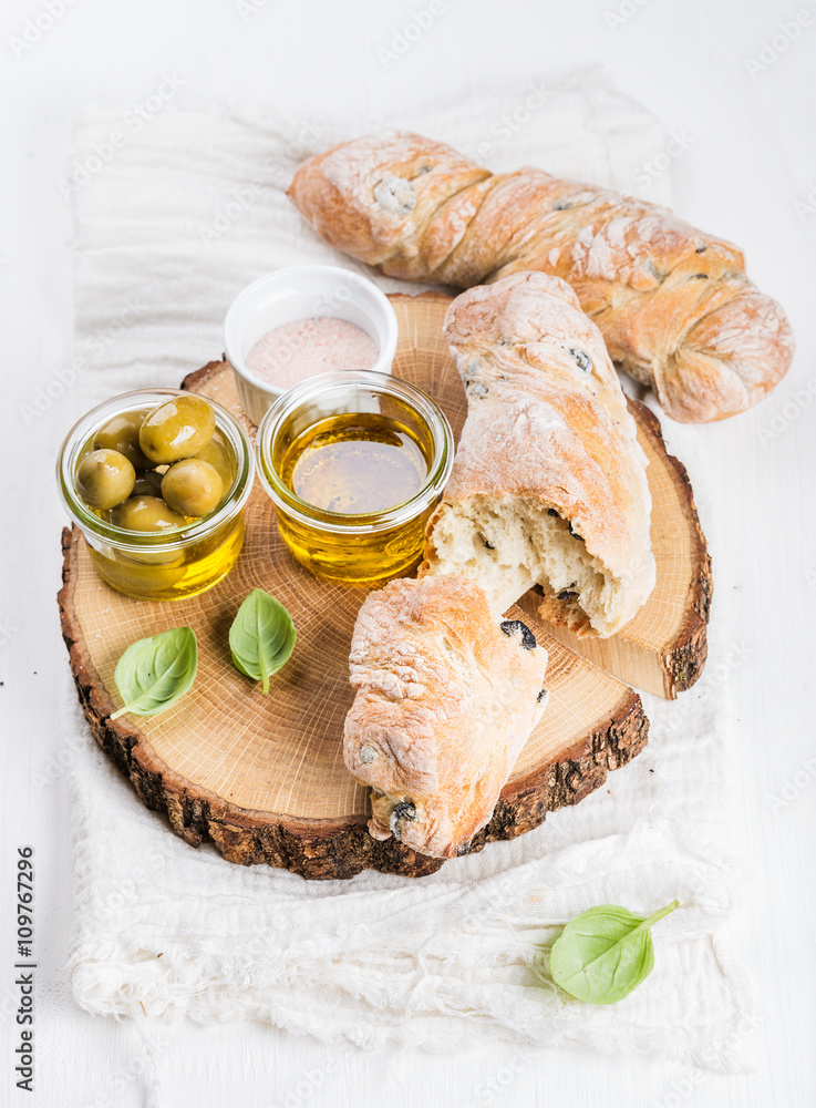 新鲜ciabatta面包、地中海橄榄和新鲜vrgine油配罗勒