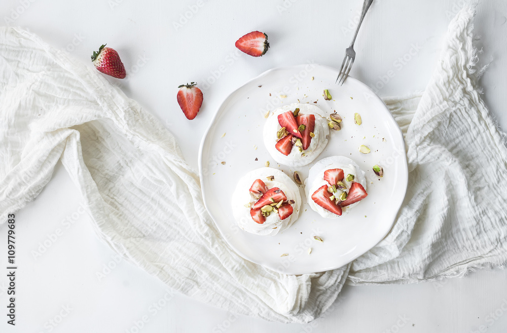 小草莓和开心果巴甫洛娃蛋白酥皮蛋糕配马斯卡彭奶油