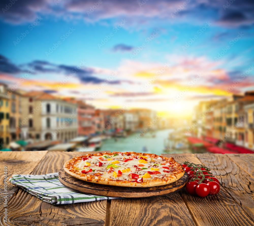以意大利古城为背景的乡村披萨