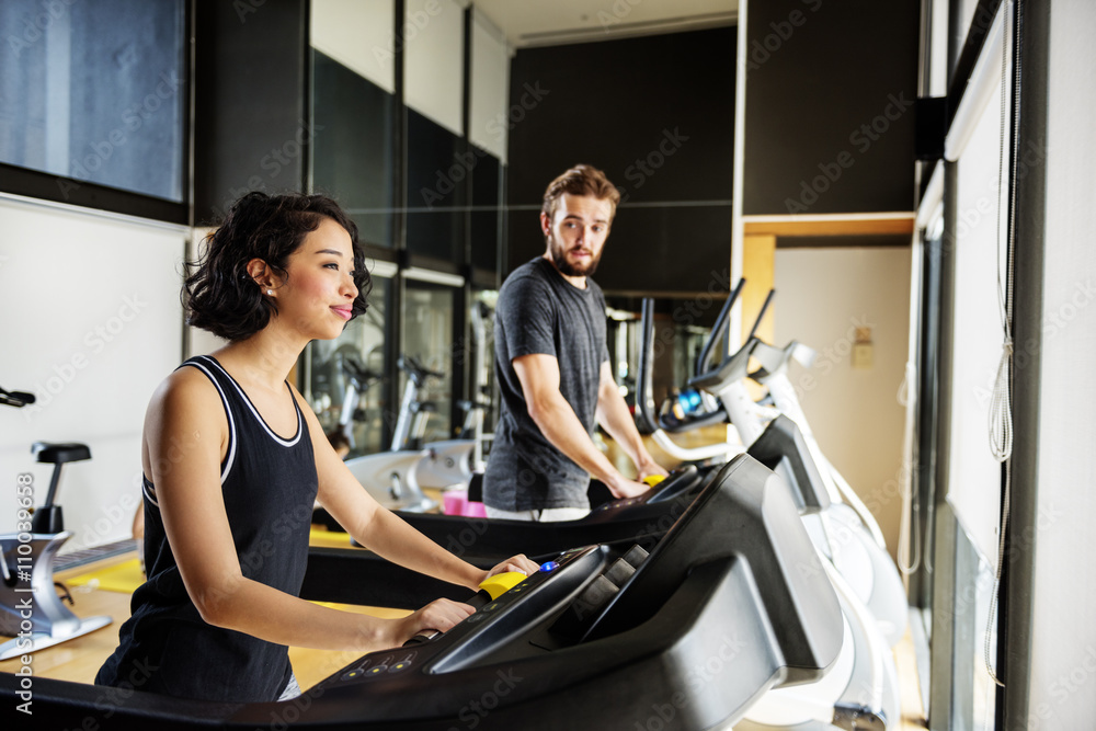 跑步机运动员运动健康锻炼健身概念