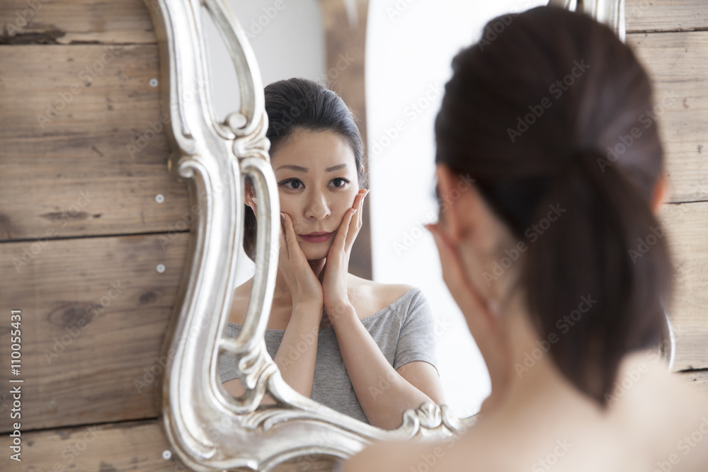 女人在镜子里盯着自己