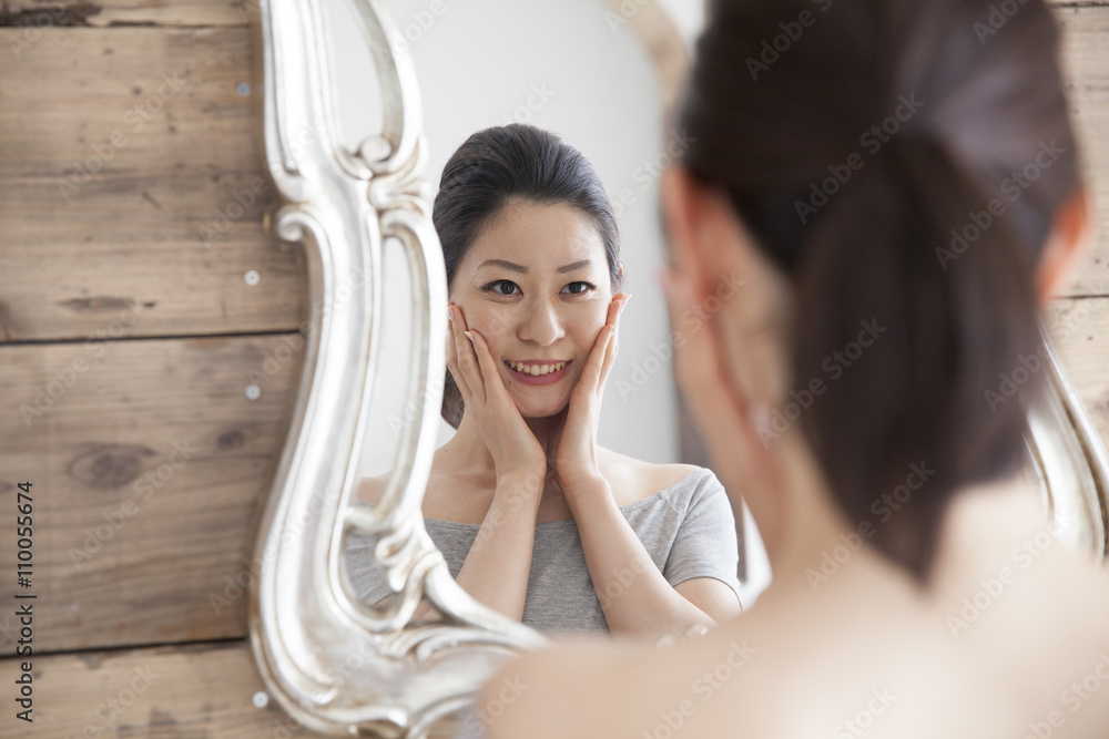 女人在镜子里盯着自己