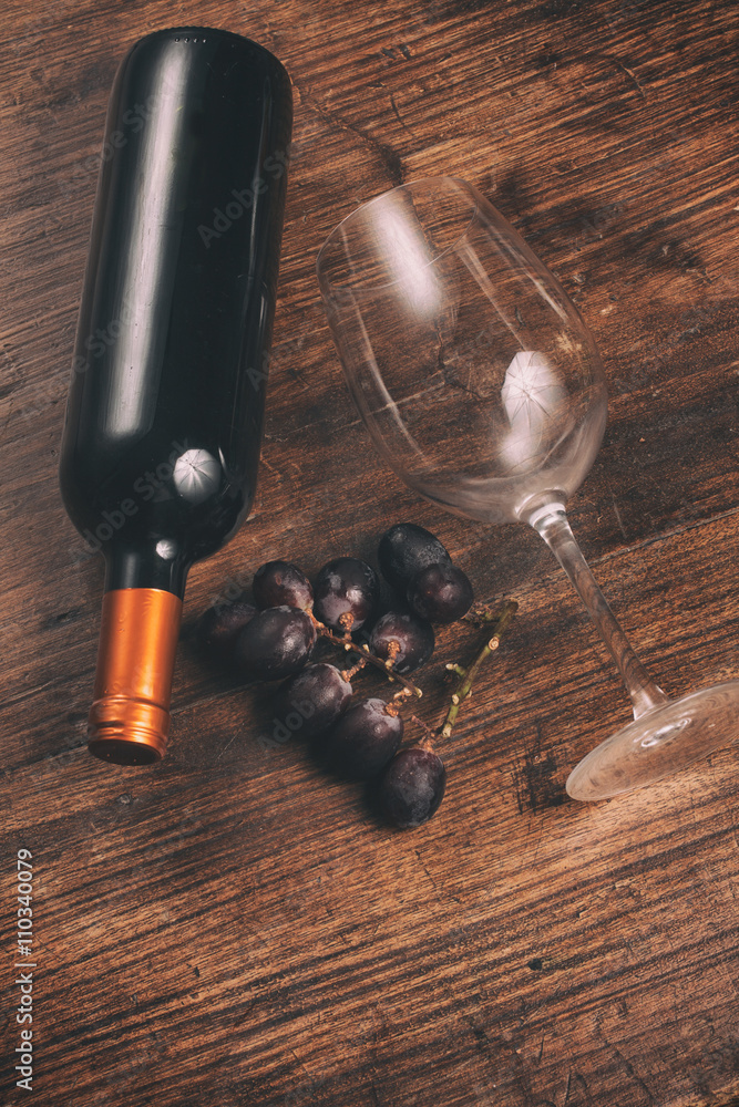 酒瓶和葡萄