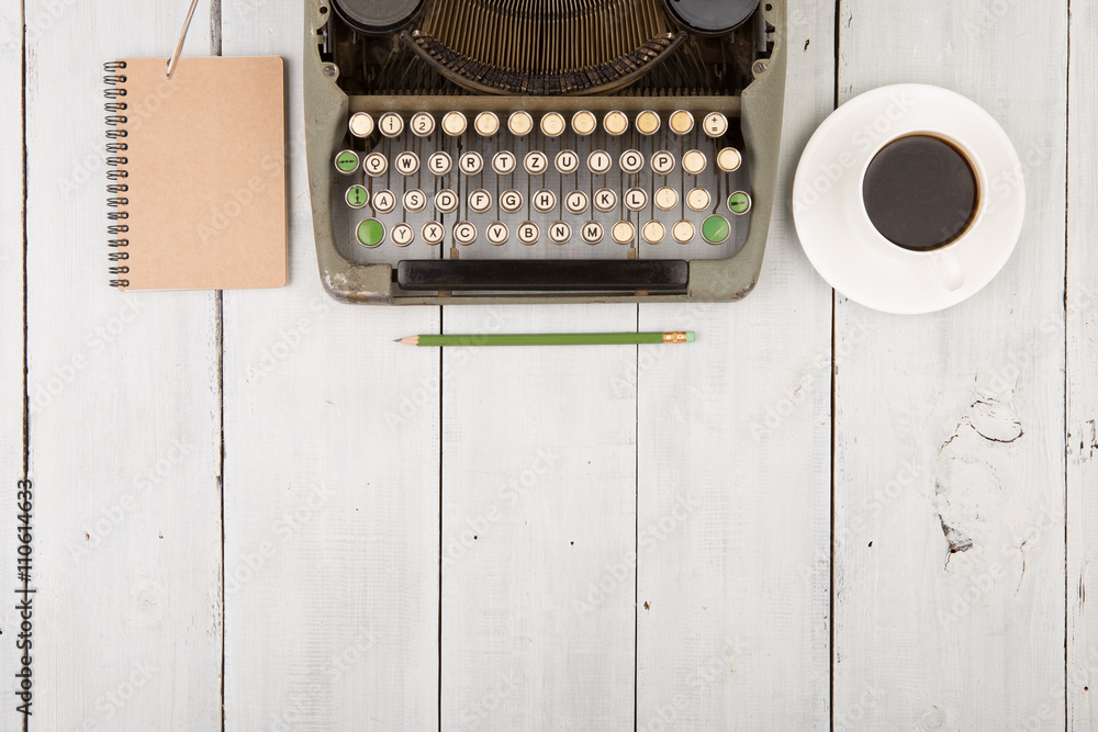 作家工作场所-带打字机的木制桌子