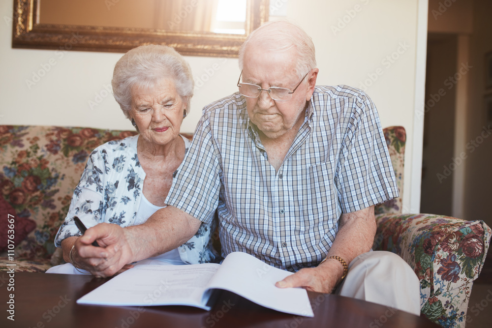 退休夫妇在家看文件