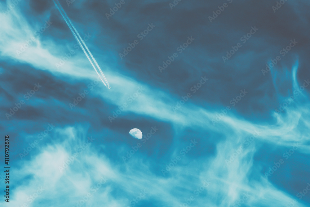 蓝天白云上飞向月球的飞机概念
