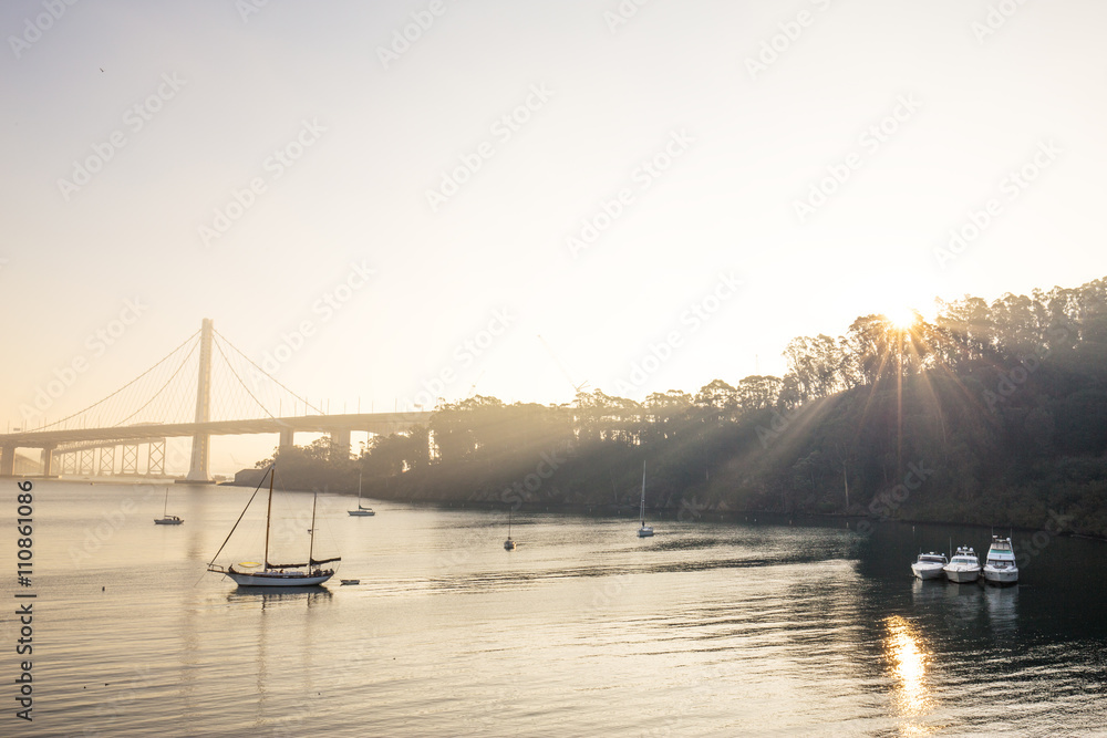 平静的水面上的帆船和远处的金门大桥