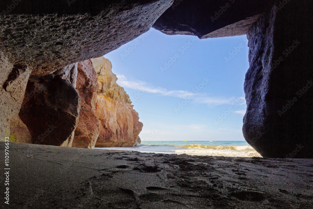 西班牙大加那利群岛海边的海滩洞穴