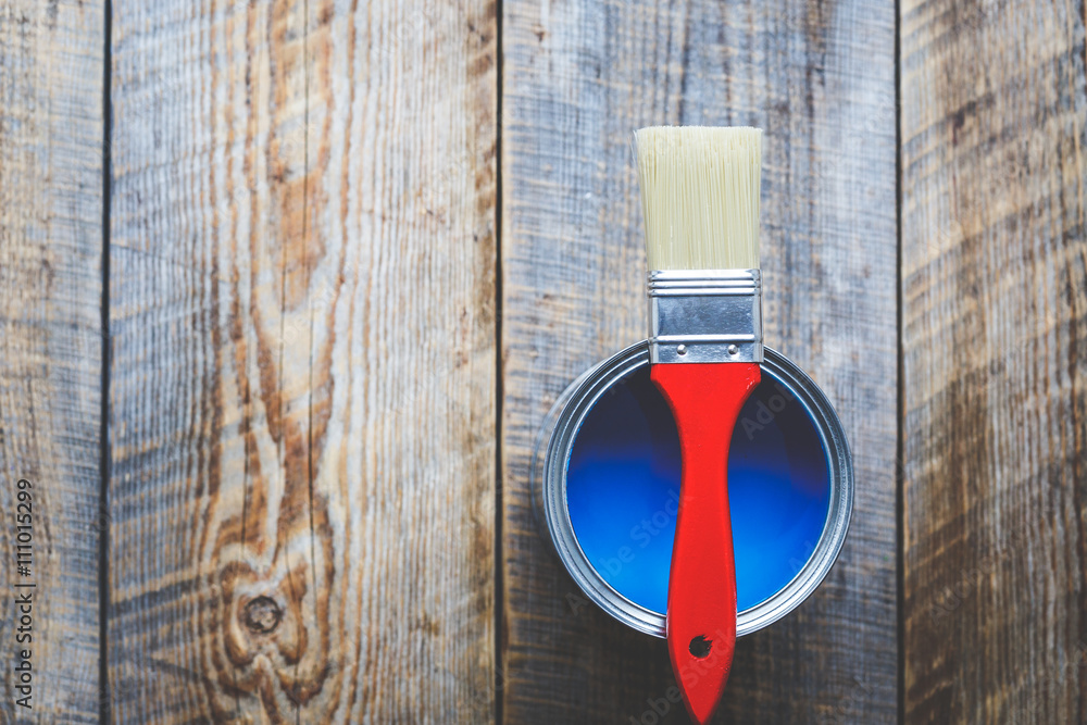 蓝色油漆和红色刷子的罐子俯视图