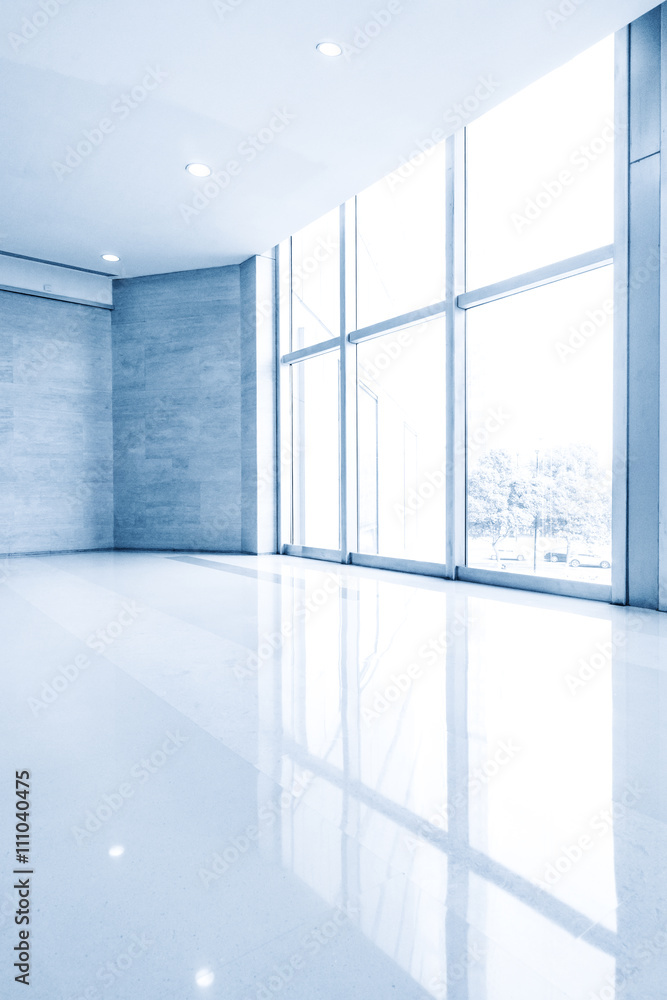带玻璃窗的现代建筑中的玻璃地板
