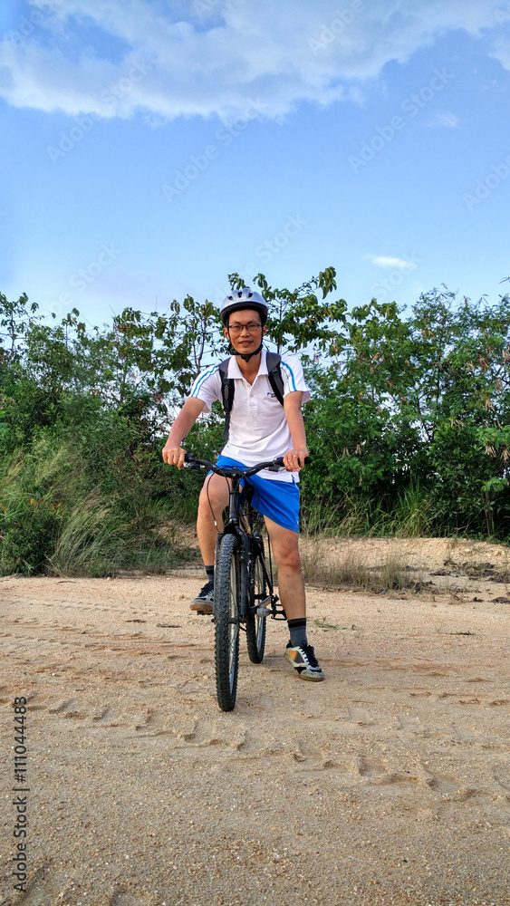 亚洲男子山地自行车。运动和积极的生活理念。
