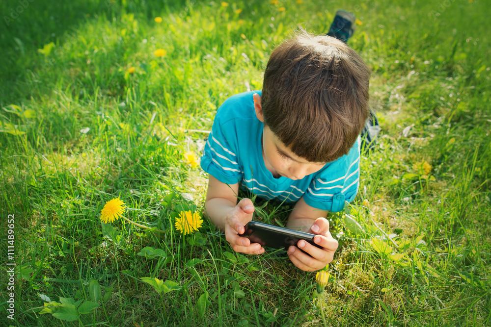 夏天的孩子躺在草地上，夏天的手机