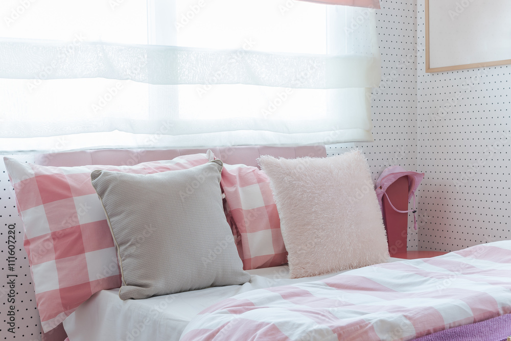 粉色卧室设计的床上枕头